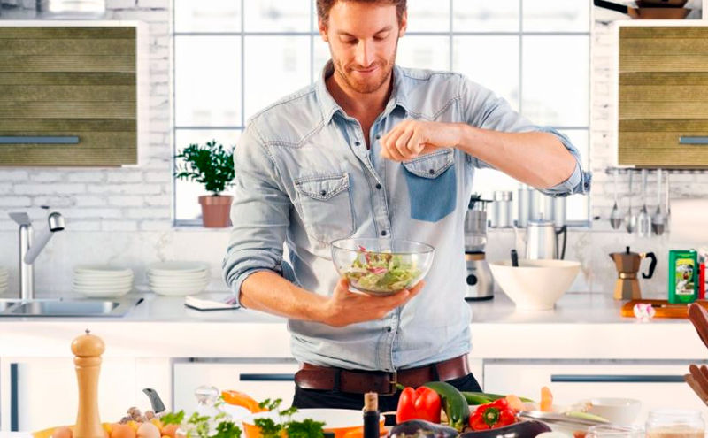 Hombre cocinando saludable